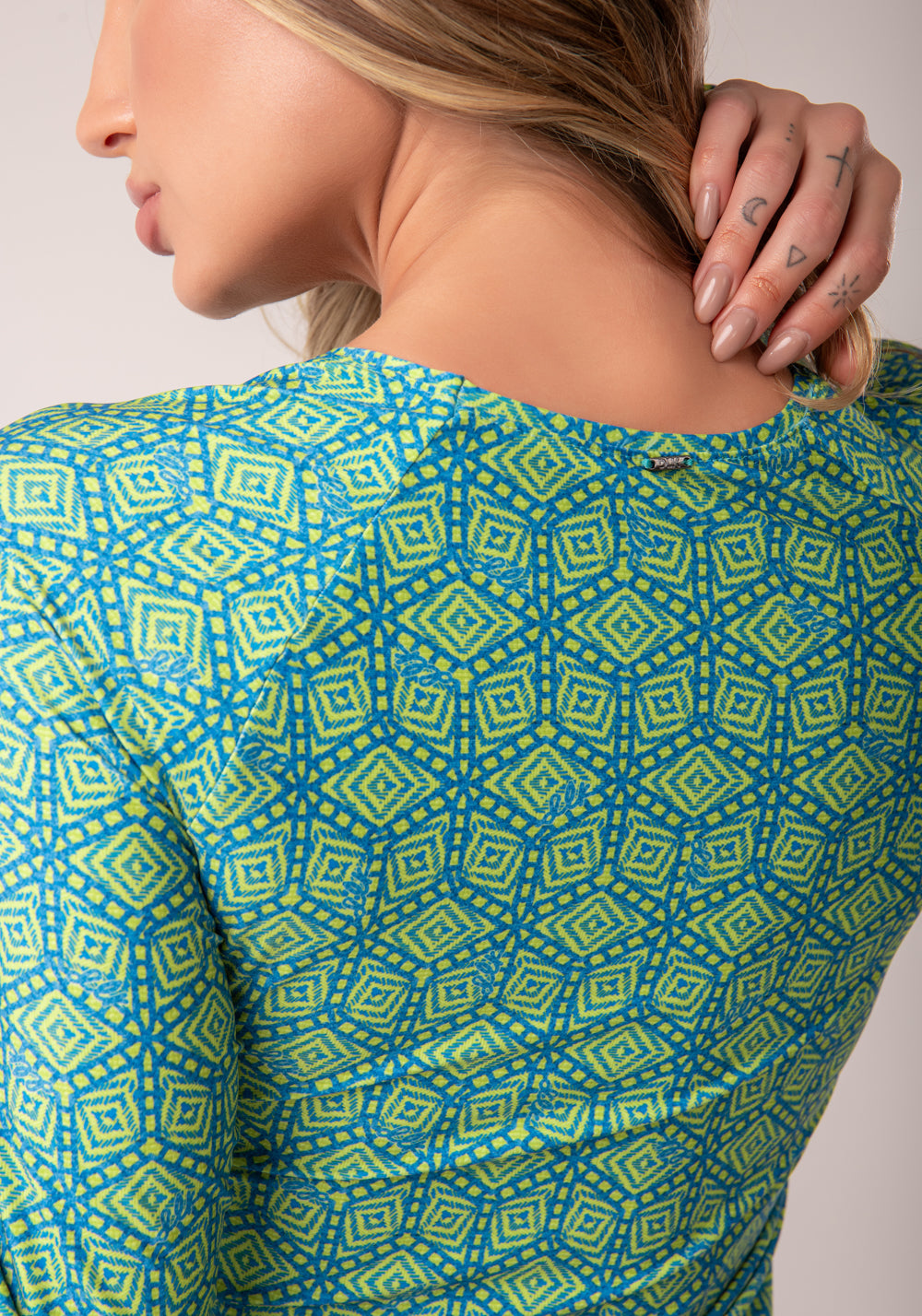 Blusa Uv Manga Longa Estampada Cestaria Verde Al Mare Dlk