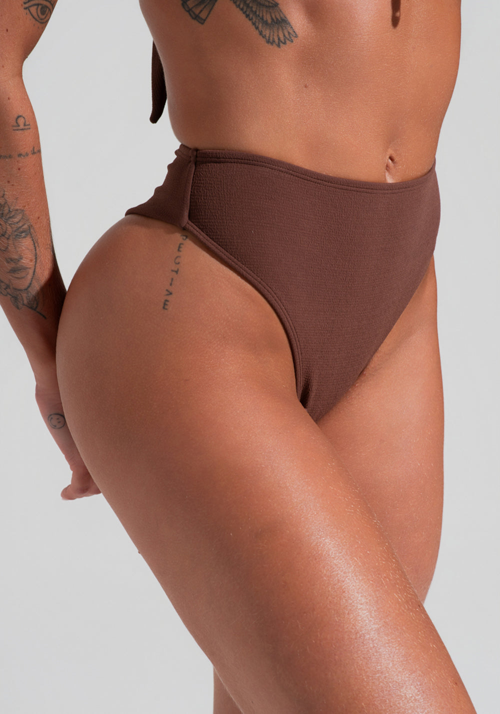 Calcinha Biquíni Hot Pant Cavada Com Textura Solaris Dlk Marrom