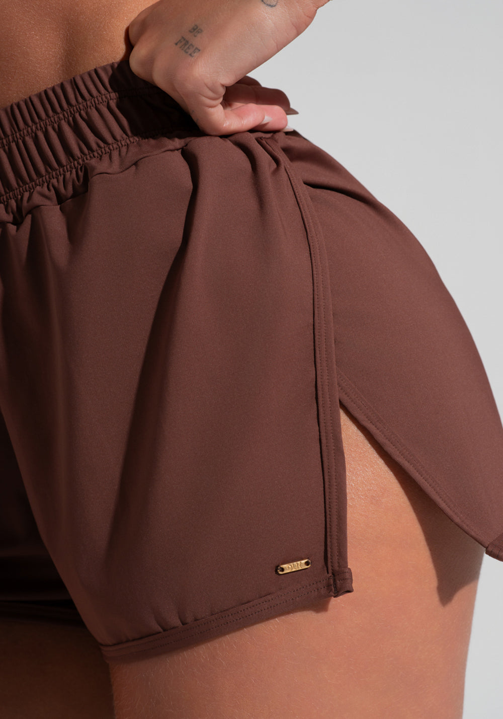 Short Feminino Soltinho Com Transpasse Lateral Solaris Dlk Marrom