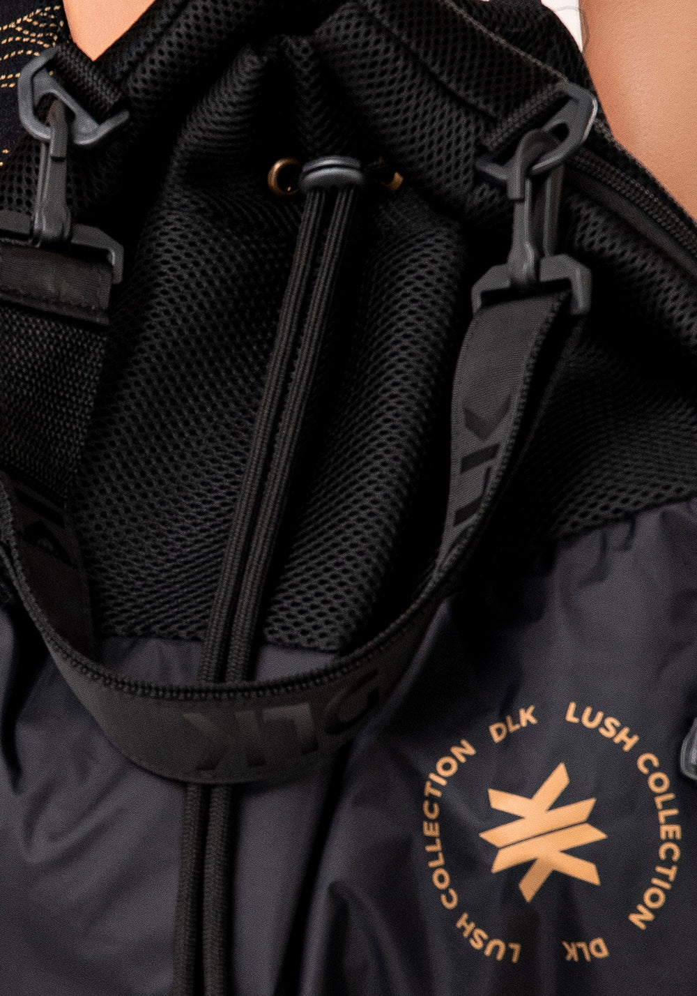 Mochila Saco Feminina Preto Com Dourado Dlk