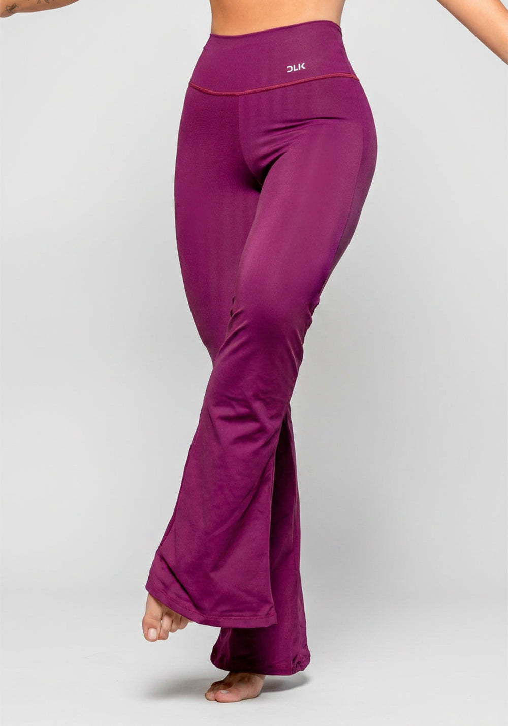 Calça Flare Vinho Básica Dlk