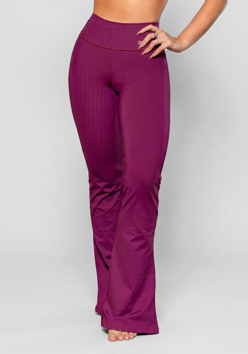 Calça Flare Vinho Básica Dlk
