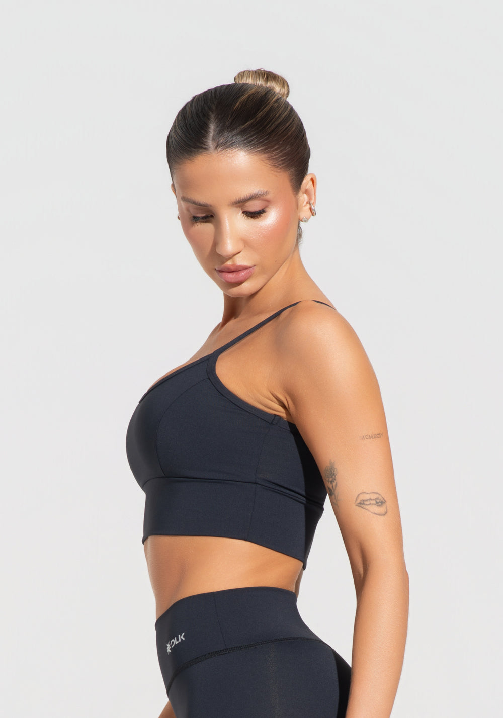 Top Fitness Feminino Preto Com Recortes E Bojo Básico Dlk