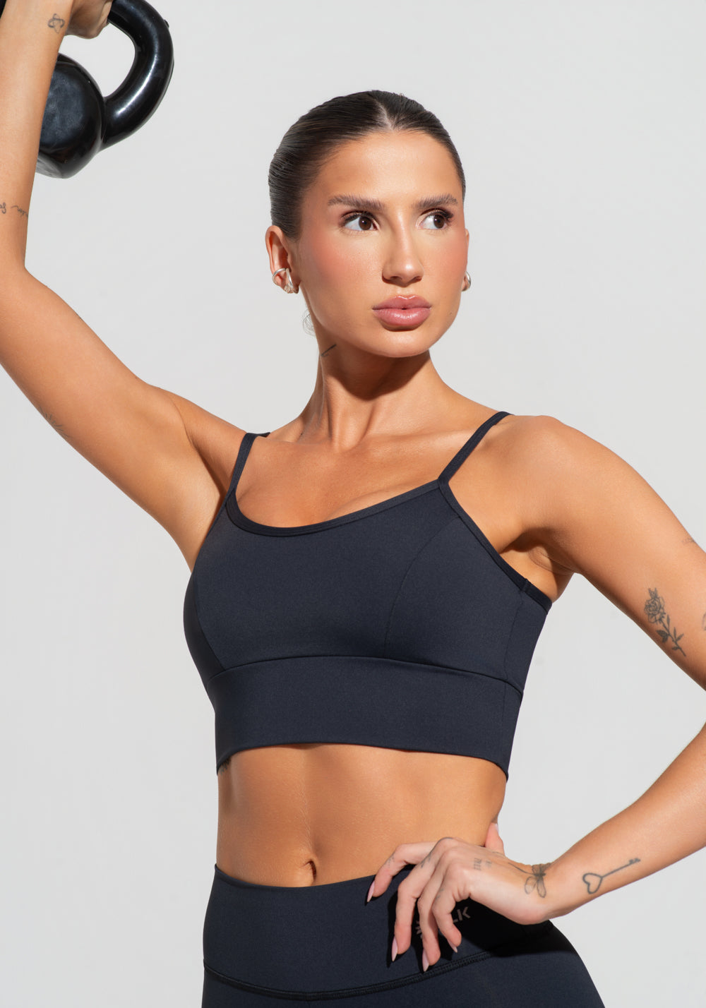 Top Fitness Feminino Preto Com Recortes E Bojo Básico Dlk