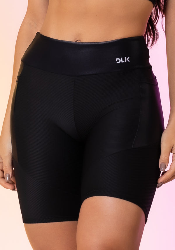 Bermuda Modelo Ciclista Happiness Com Bolso Preto Dlk