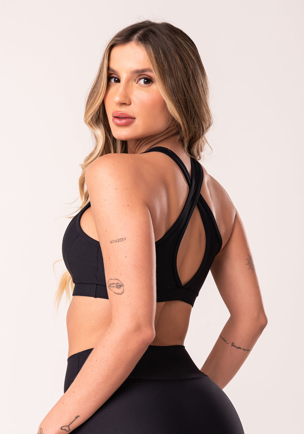 Top Fitness Preto Cruzado Com Bojo Removível Dlk