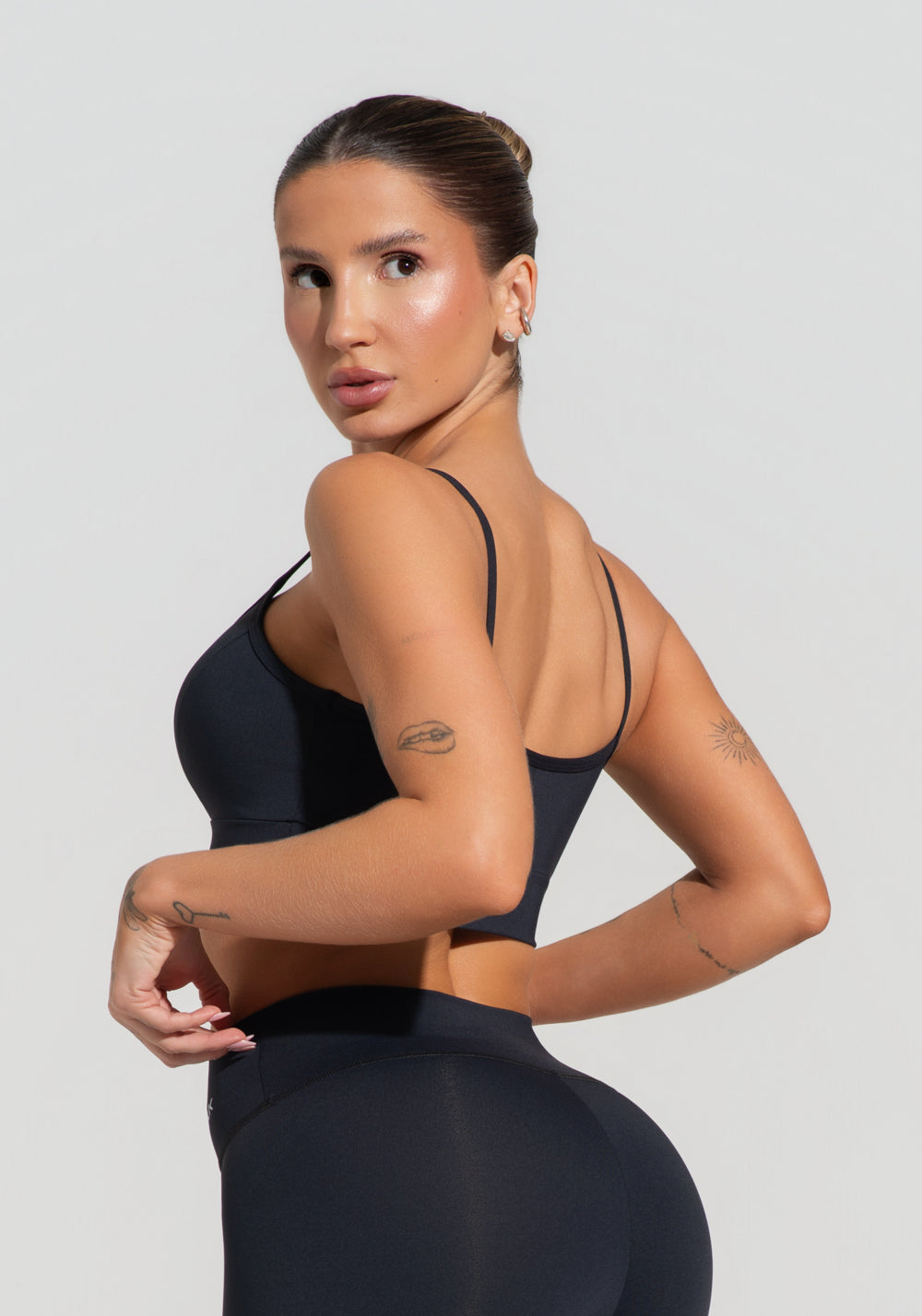 Top Fitness Feminino Com Recortes Preto Básico Dlk