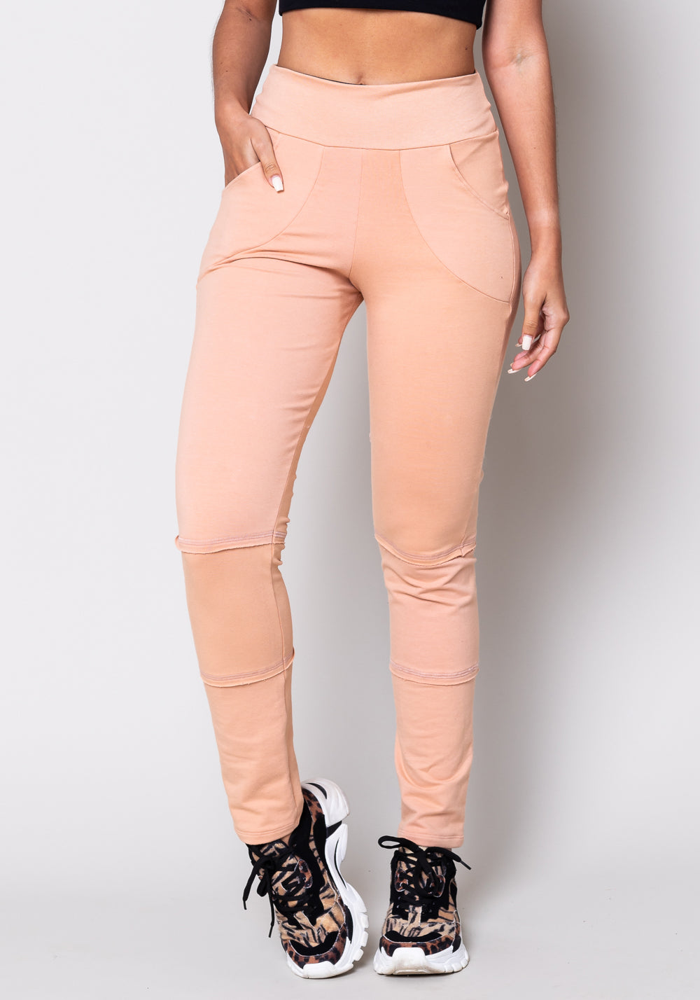 Calça Moletom Amêndoa Com Recortes E Bolso Dlk