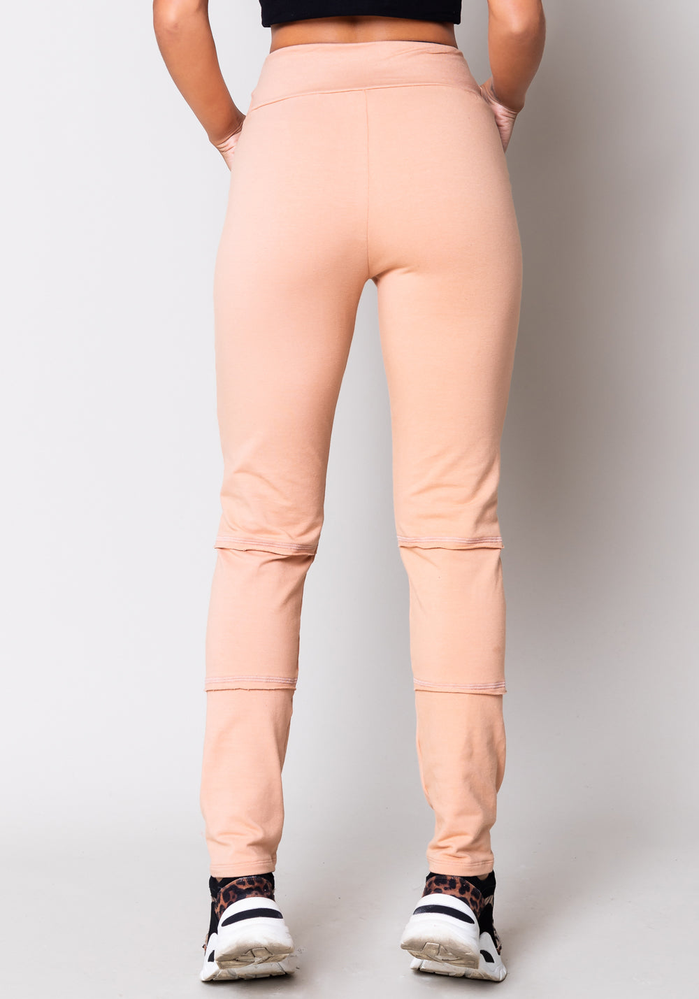 Calça Moletom Amêndoa Com Recortes E Bolso Dlk