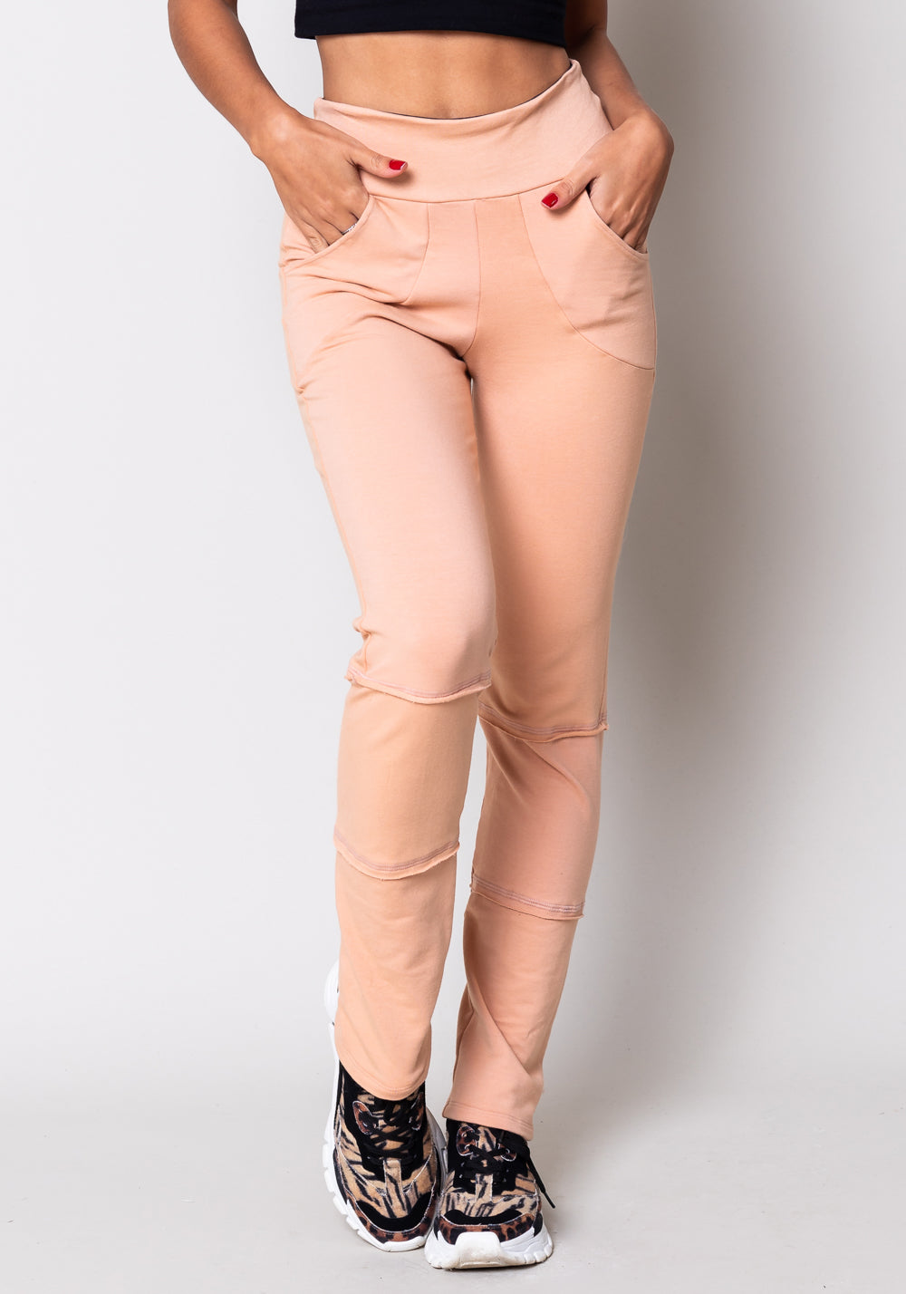 Calça Moletom Amêndoa Com Recortes E Bolso Dlk