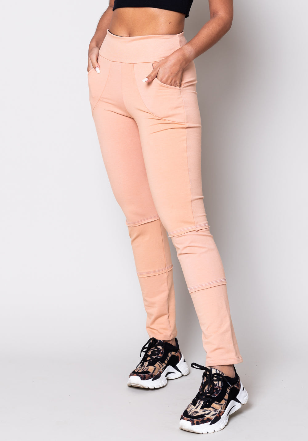 Calça Moletom Amêndoa Com Recortes E Bolso Dlk
