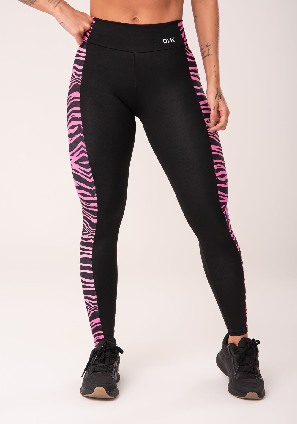 Calça Legging Wild Preta Com Detalhe Lateral De Zebra Rosa Dlk