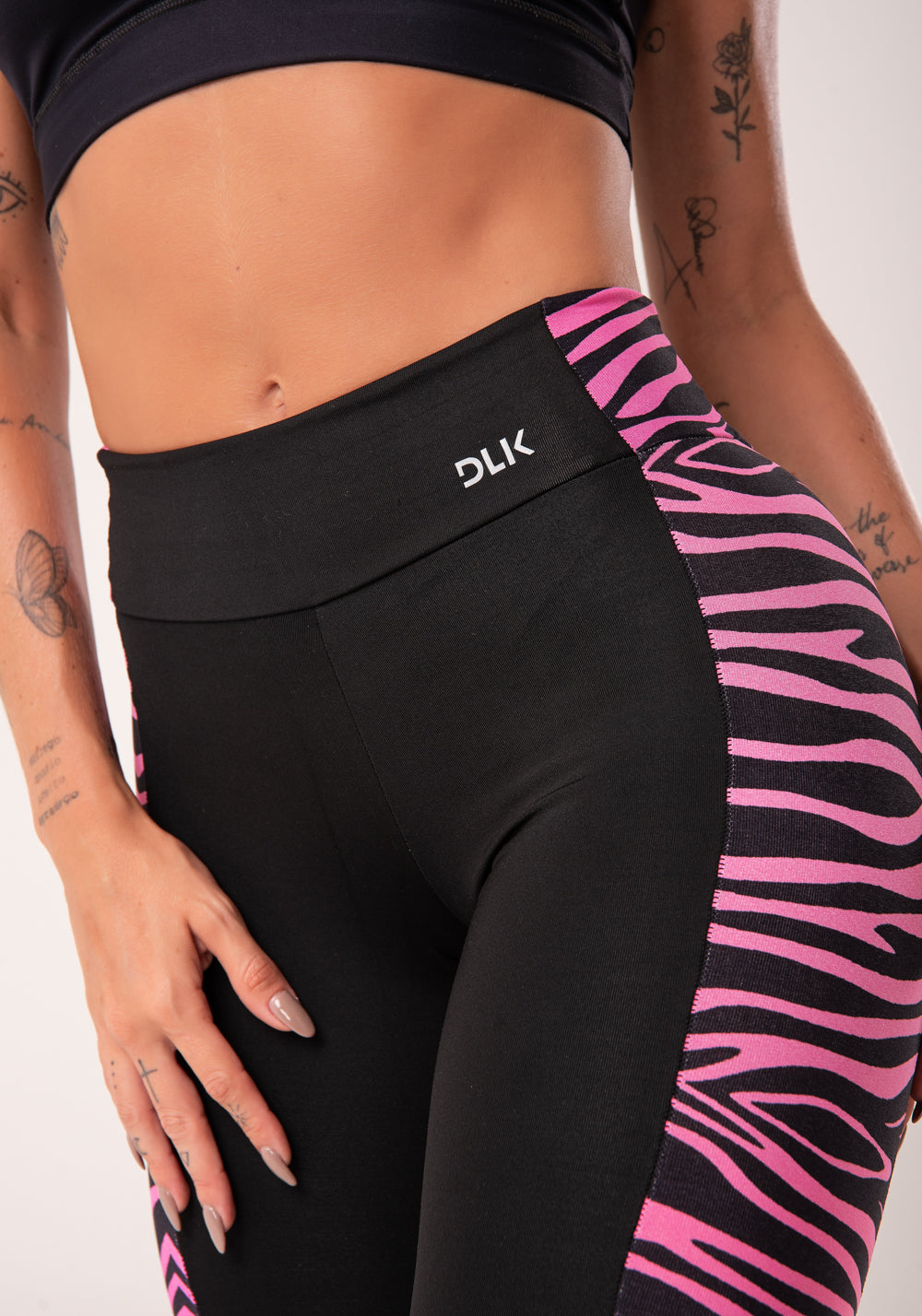 Calça Legging Wild Preta Com Detalhe Lateral De Zebra Rosa Dlk