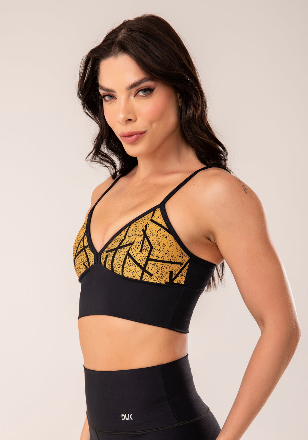 Cropped Fitness Jacquard Light Dourado Linhas Pretas Dlk