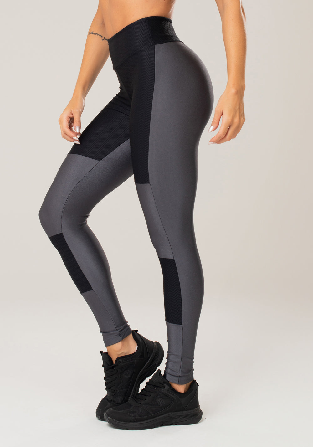 Calça Legging Energy Com Recortes Grafite Brilho E Preto Texturizado Dlk