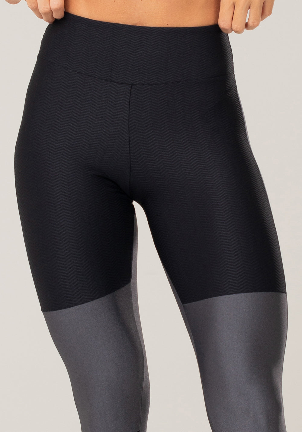 Calça Legging Energy Com Recortes Grafite Brilho E Preto Texturizado Dlk
