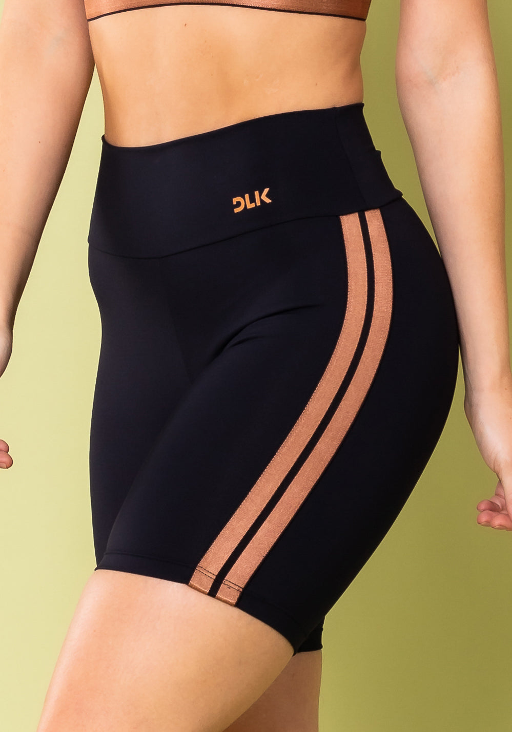 Short Energy Poliamida Preta Com Elástico Lateral Amêndoa Dlk