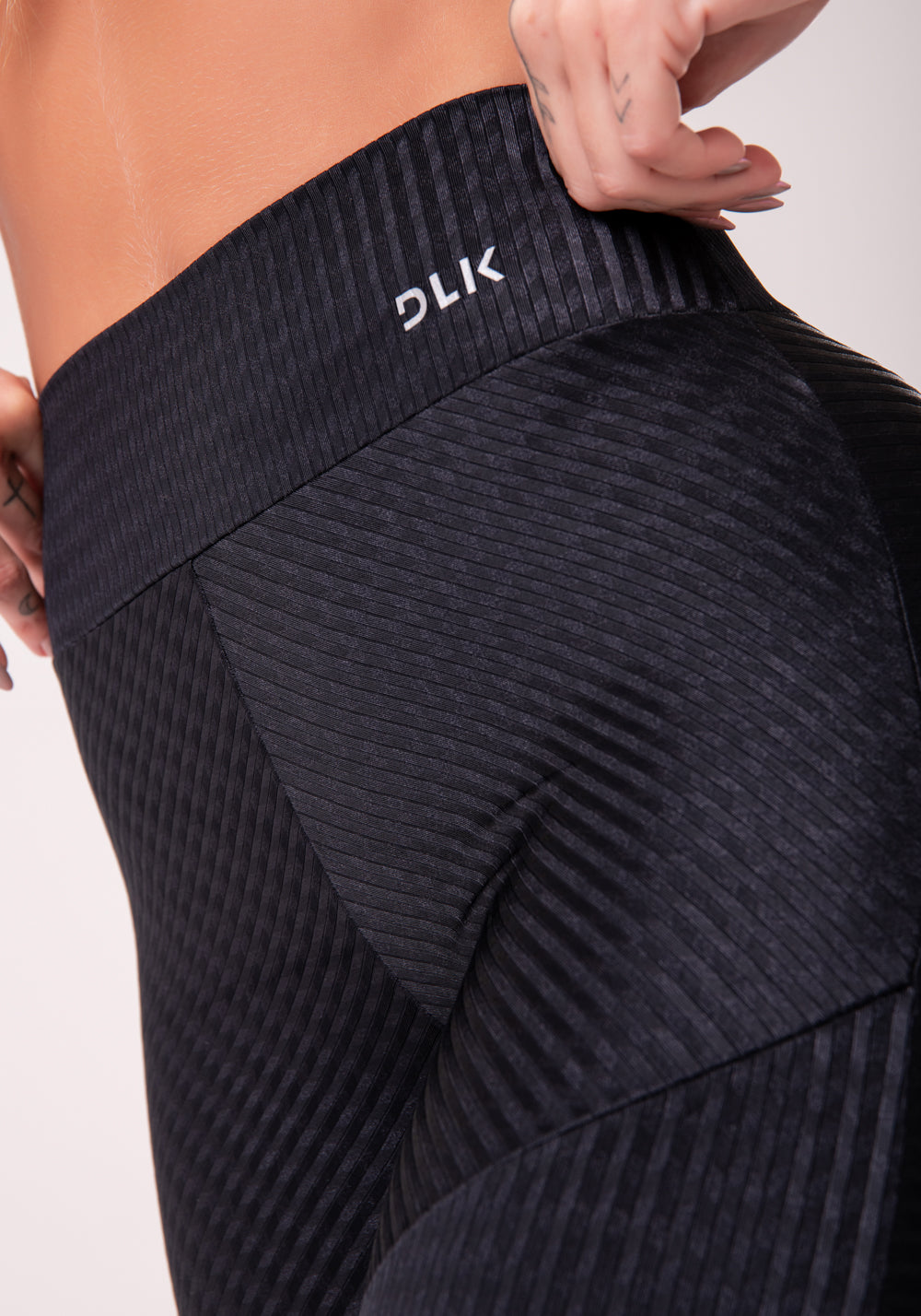 Short Happiness Em Poliamida E Recortes Preto Dlk