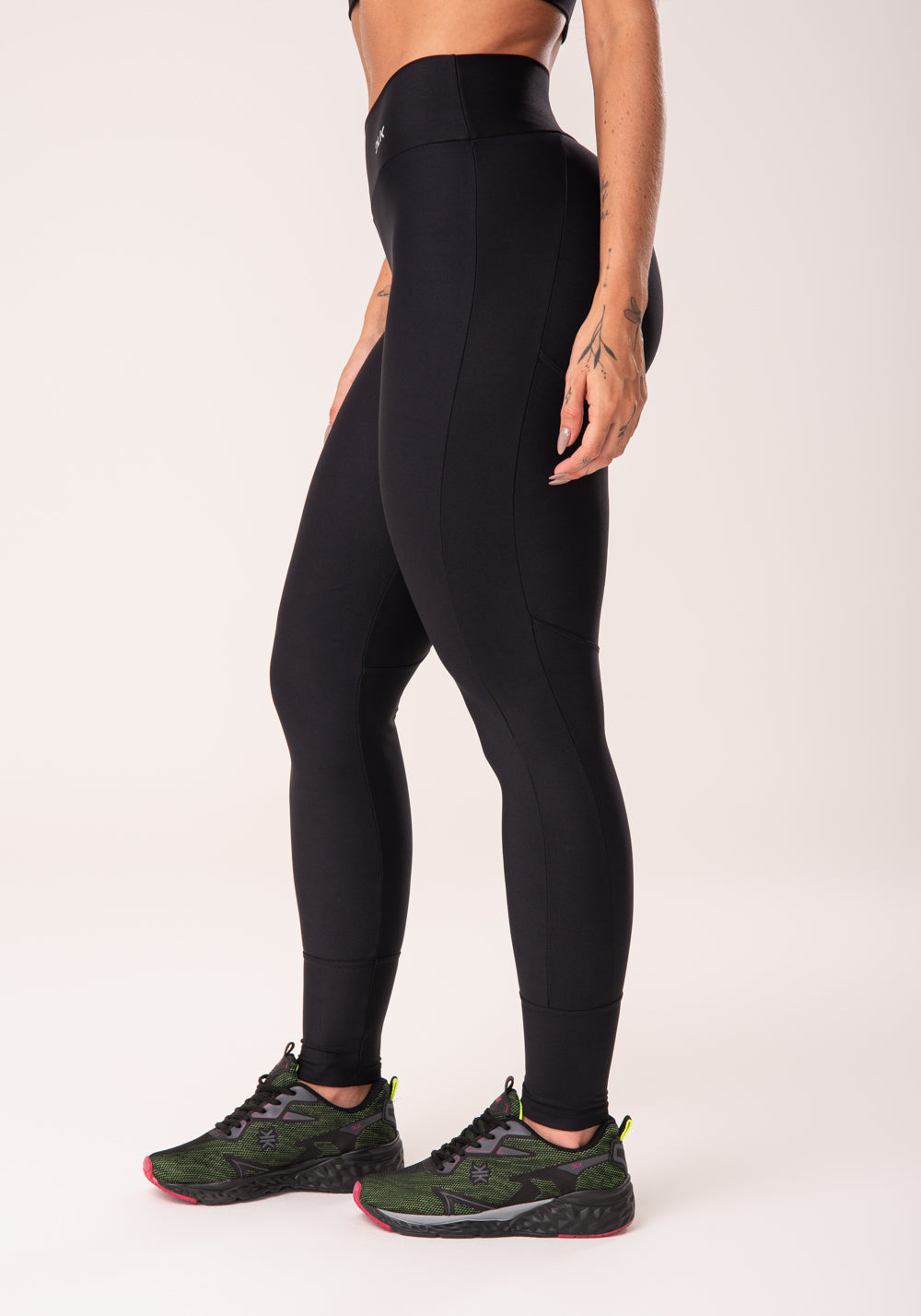 Calça Legging Preta Com Recortes Laterais Básica Dlk