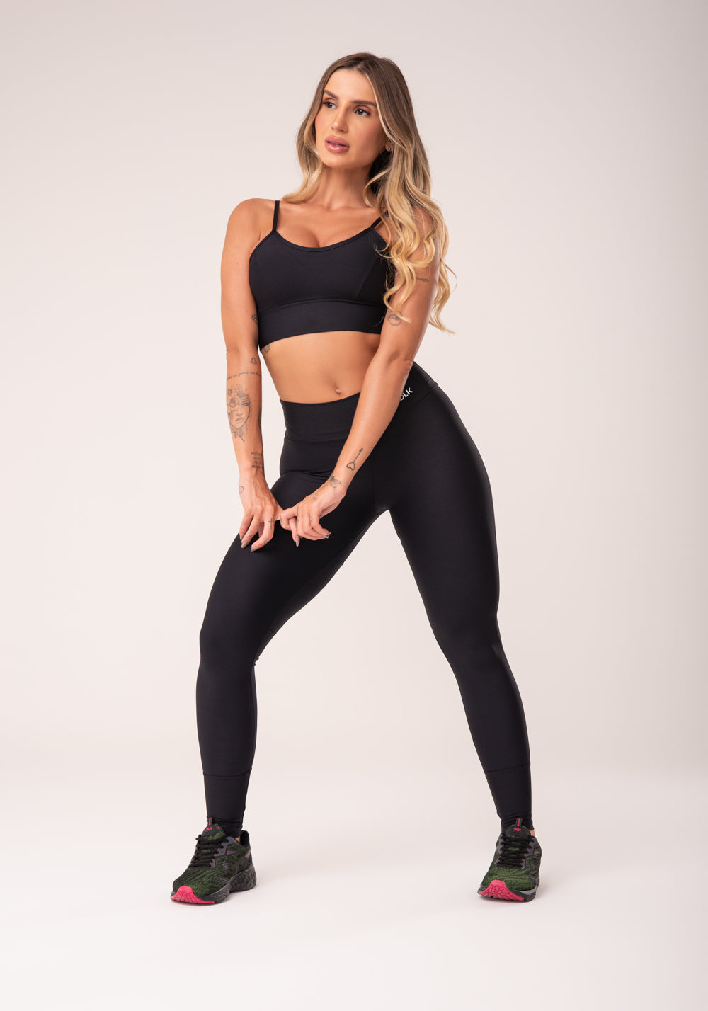 Calça Legging Preta Com Recortes Laterais Básica Dlk