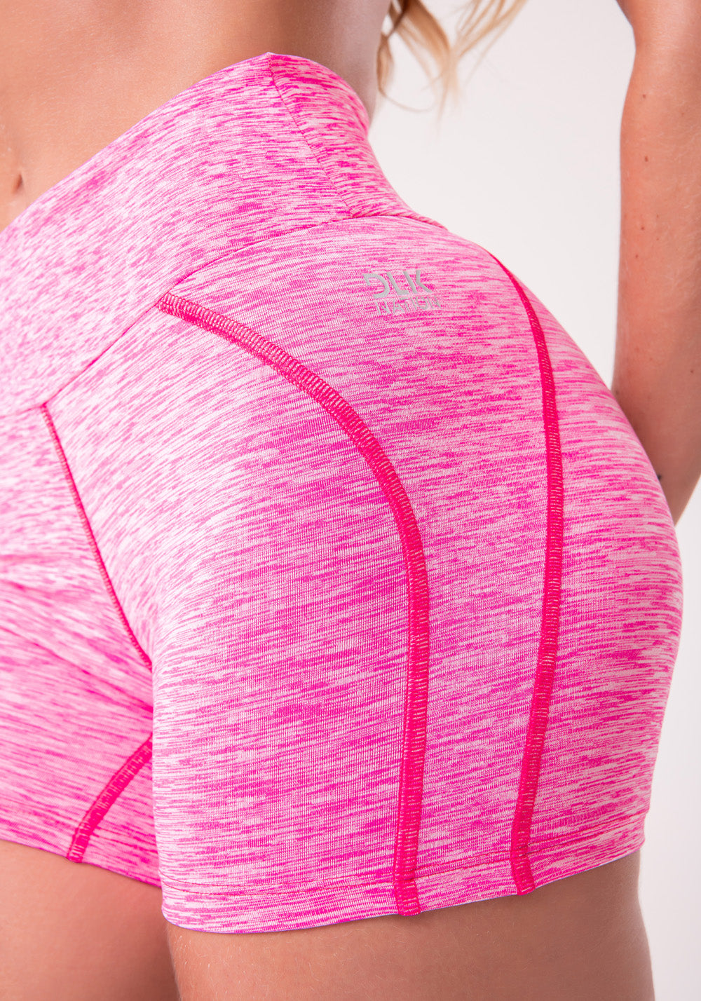 Short Curto Nation Com Recorte No Gancho Rosa Dlk