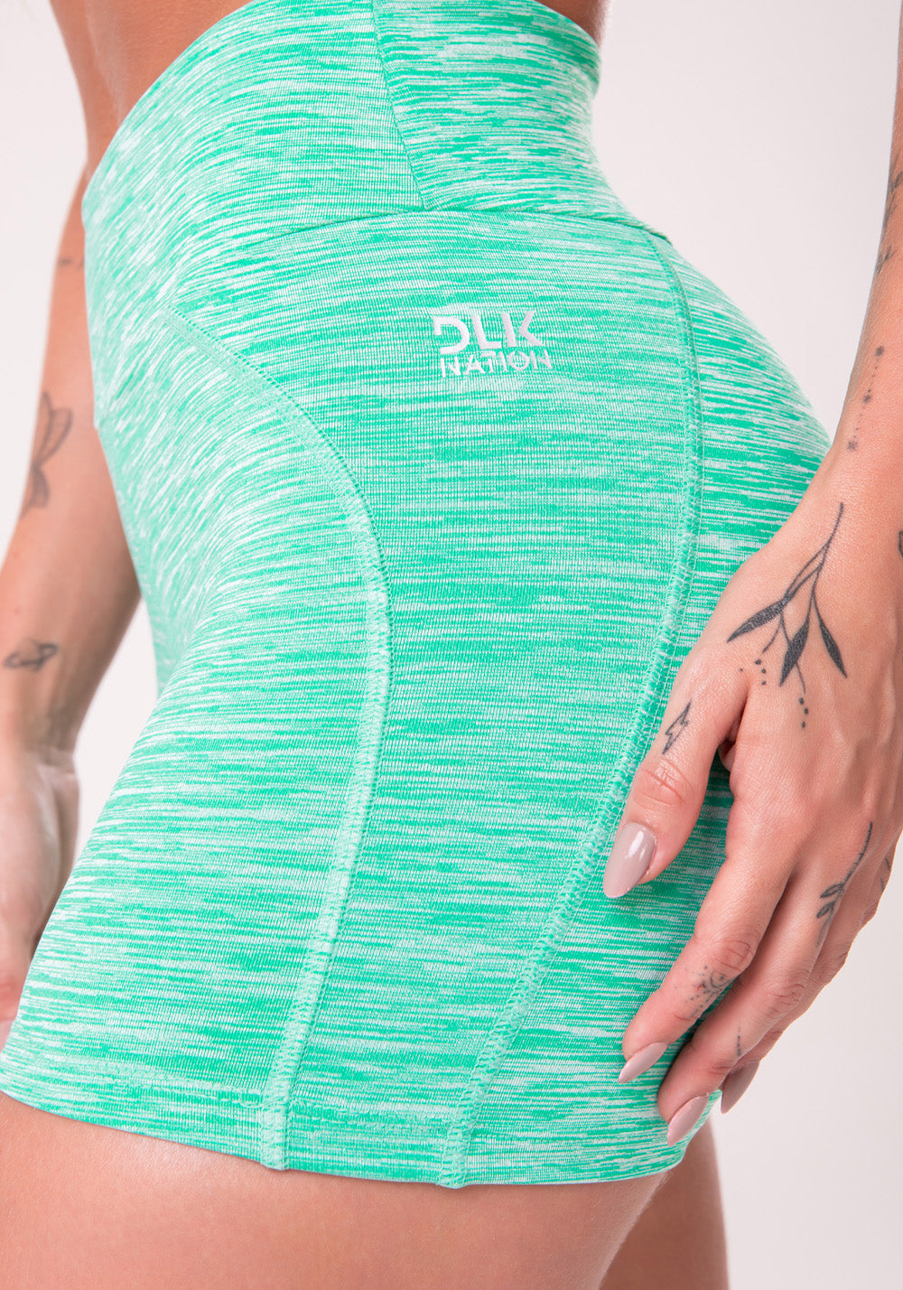 Short Curto Nation Com Recorte No Gancho Verde Dlk