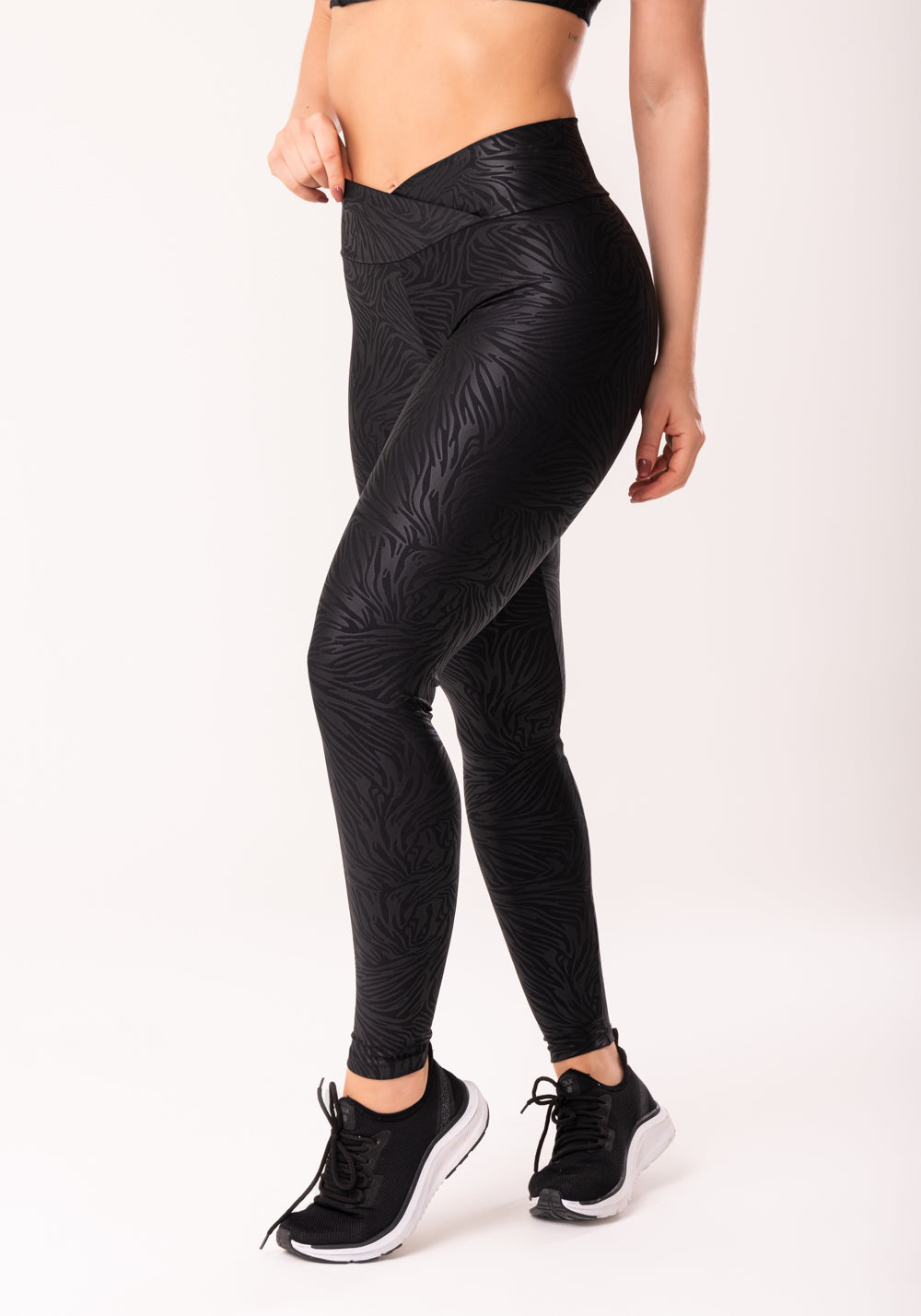 Calça Legging Shine Preto Texturizada Com Cós Transpassado Dlk