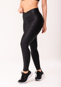 Calça Legging Shine Preto Texturizada Com Cós Transpassado Dlk