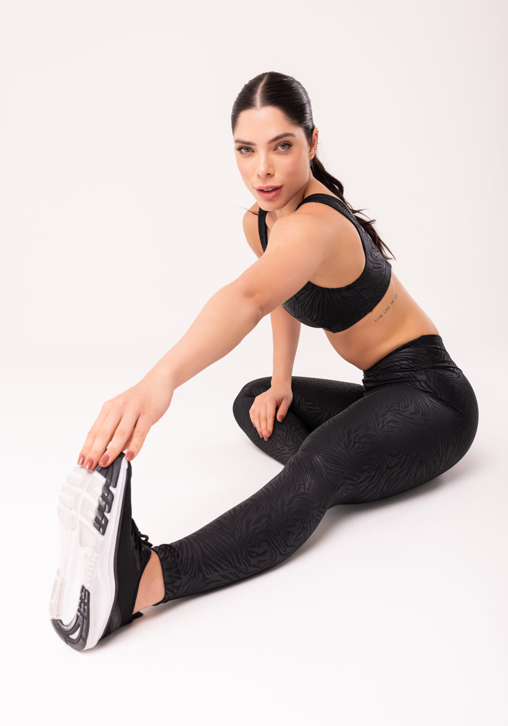 Calça Legging Shine Preto Texturizada Com Cós Transpassado Dlk
