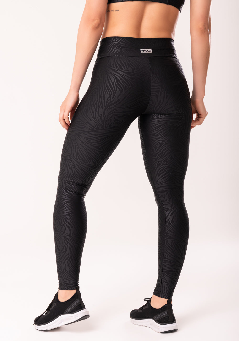 Calça Legging Shine Preto Texturizada Com Cós Transpassado Dlk