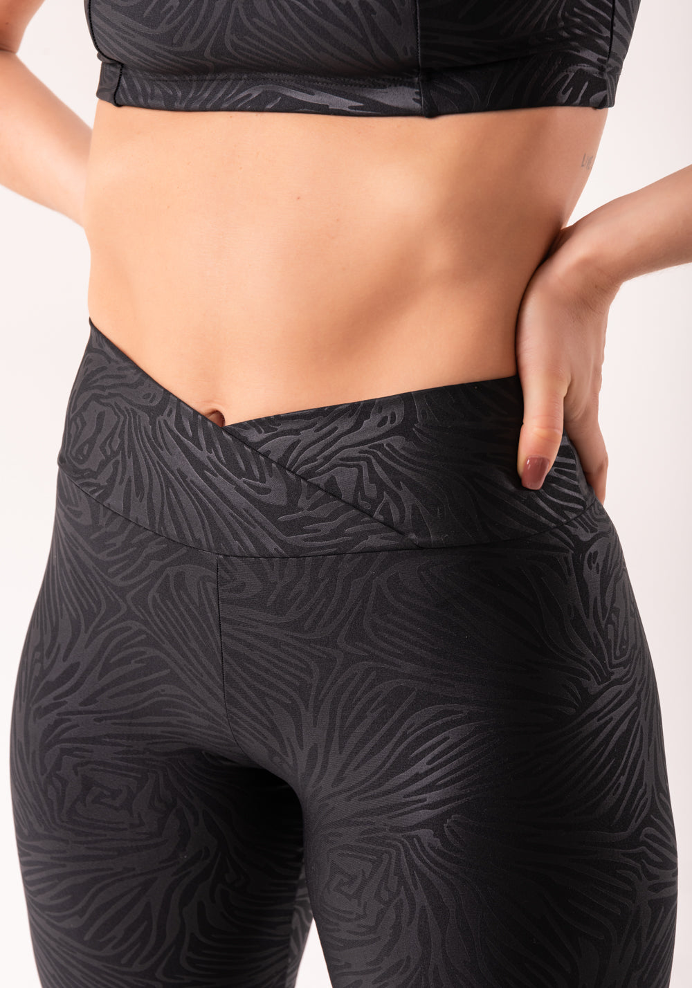 Calça Legging Shine Preto Texturizada Com Cós Transpassado Dlk