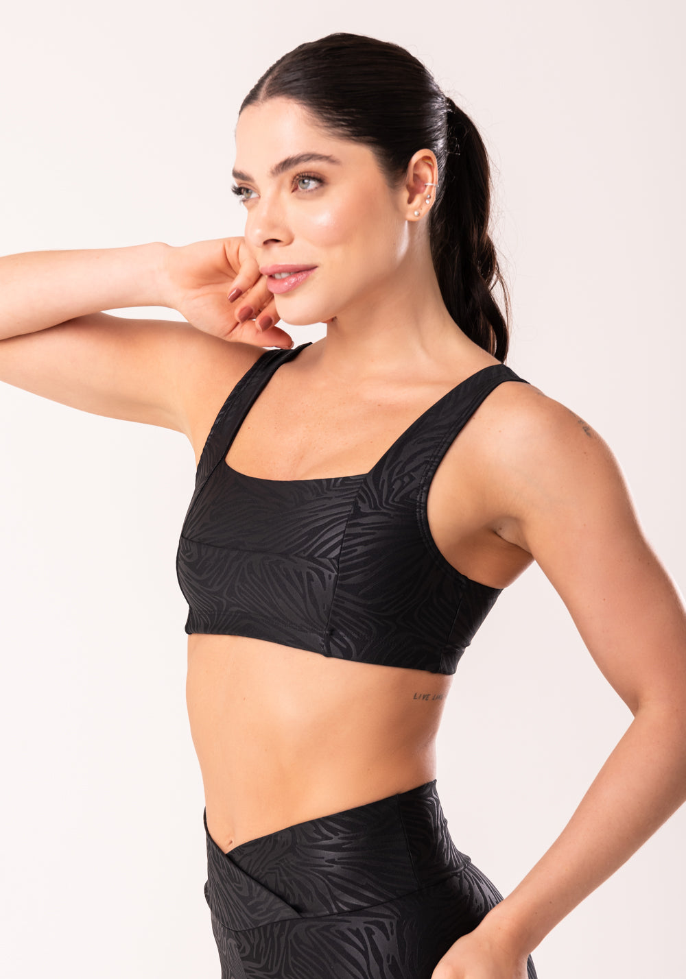Top Shine Preto Texturizado Decote Reto Dlk