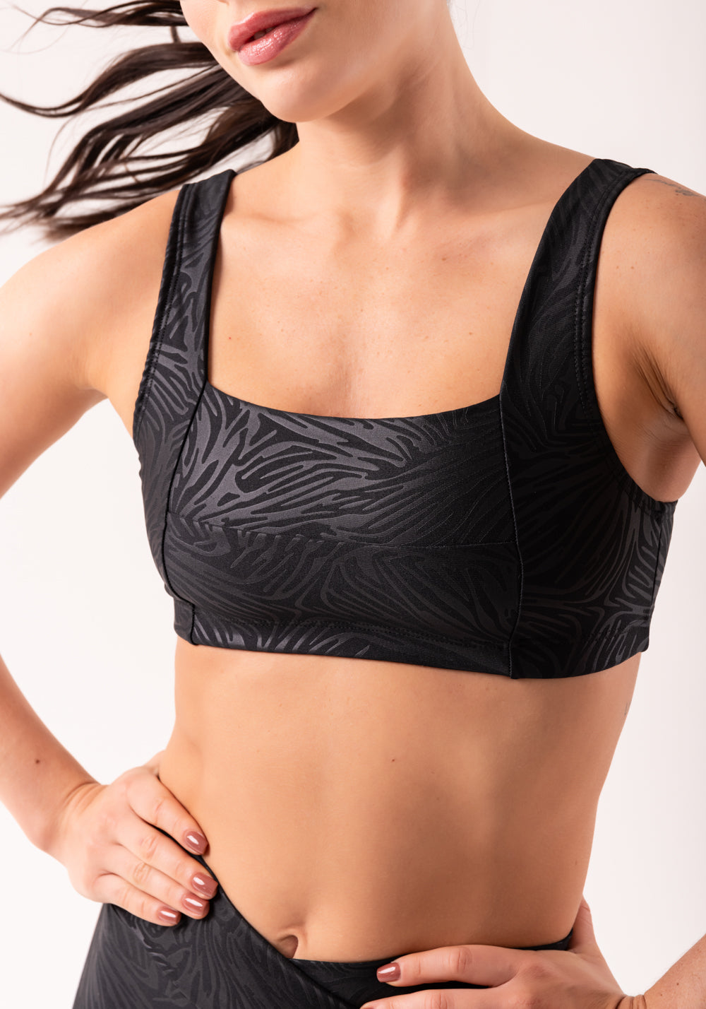 Top Shine Preto Texturizado Decote Reto Dlk