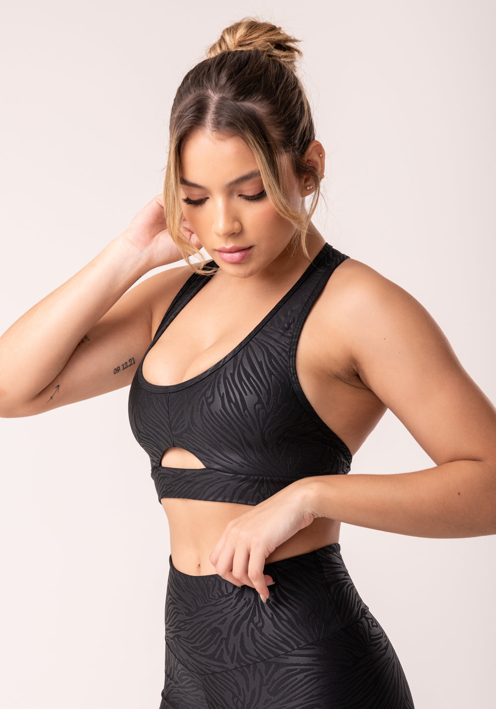 Top Shine Preto Texturizado Cut-out Dlk