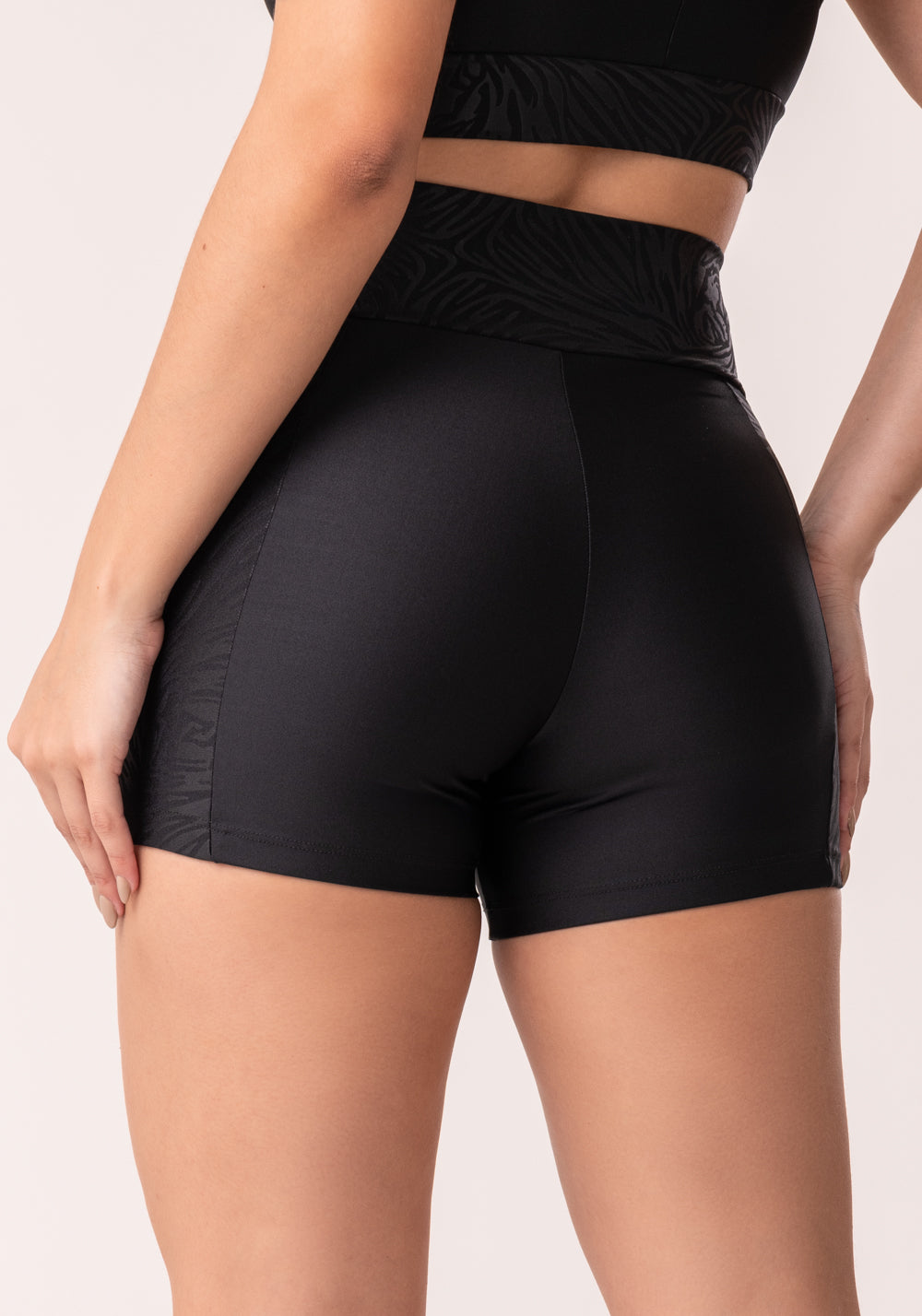 Short Shine Preto Texturizado Com Cós Transpassado Dlk