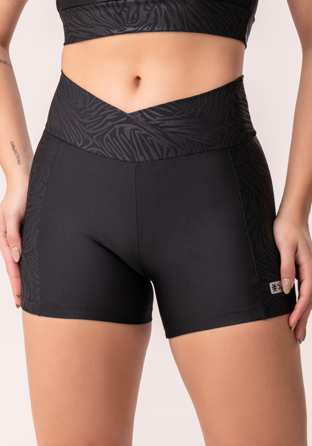 Short Shine Preto Texturizado Com Cós Transpassado Dlk