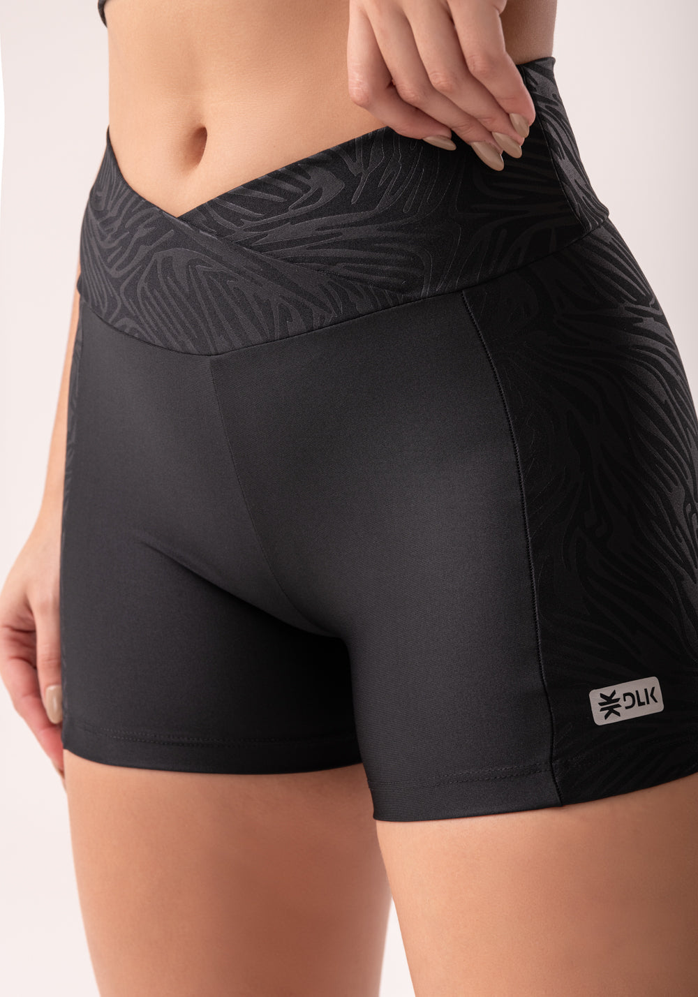 Short Shine Preto Texturizado Com Cós Transpassado Dlk