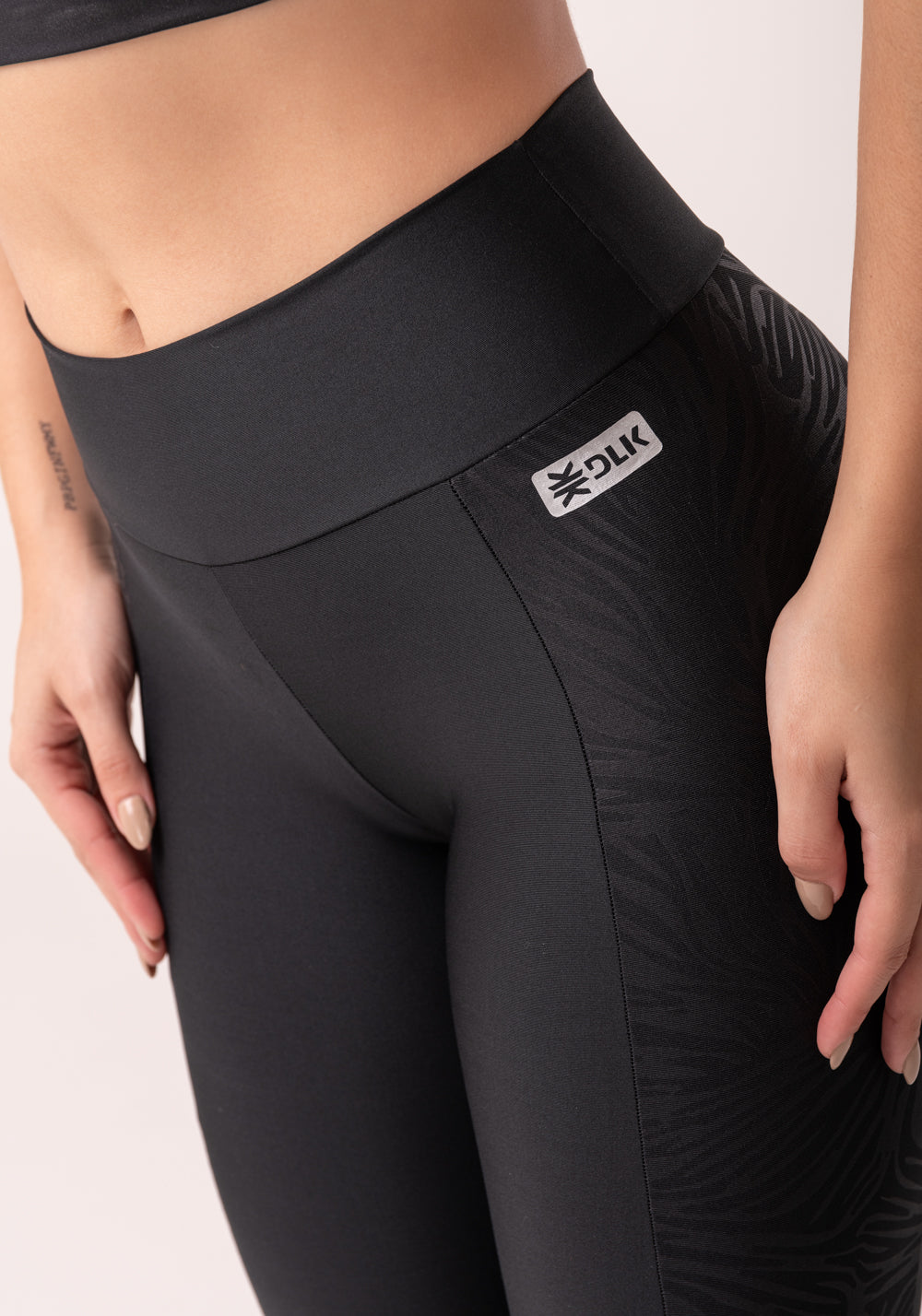 Calça Legging Shine Preto Com Lateral Texturizada Dlk