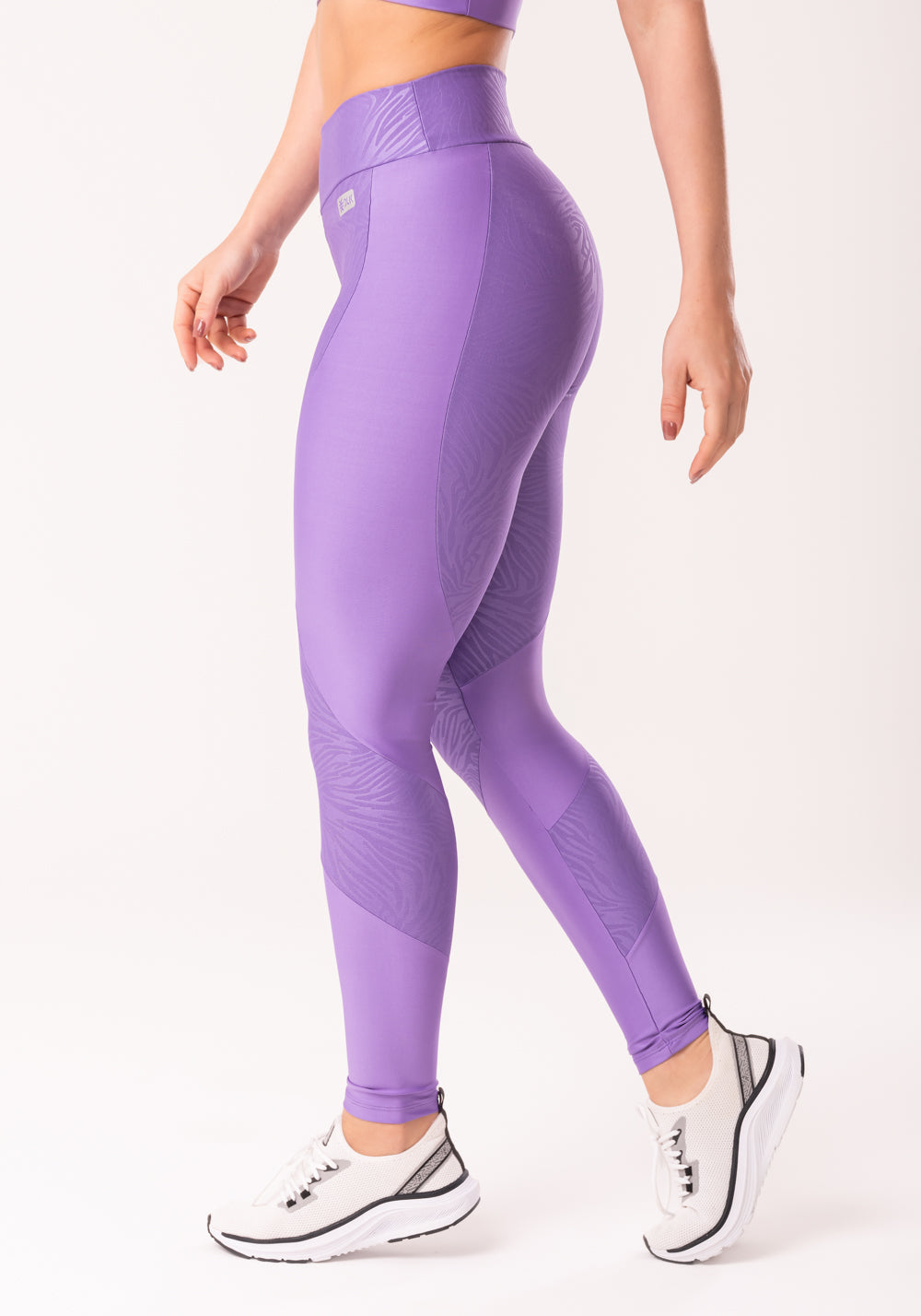 Calça Legging Shine Lilás Texturizada Com Recortes Dlk