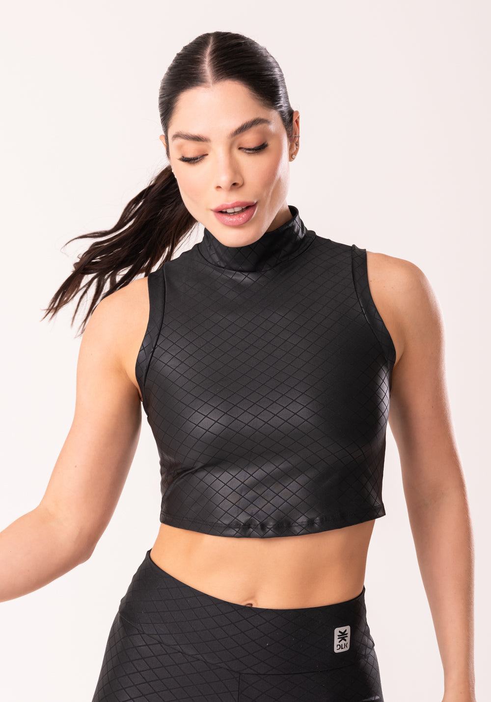 Cropped Shine Preto Textura Quadriculada Com Gola Alta Dlk