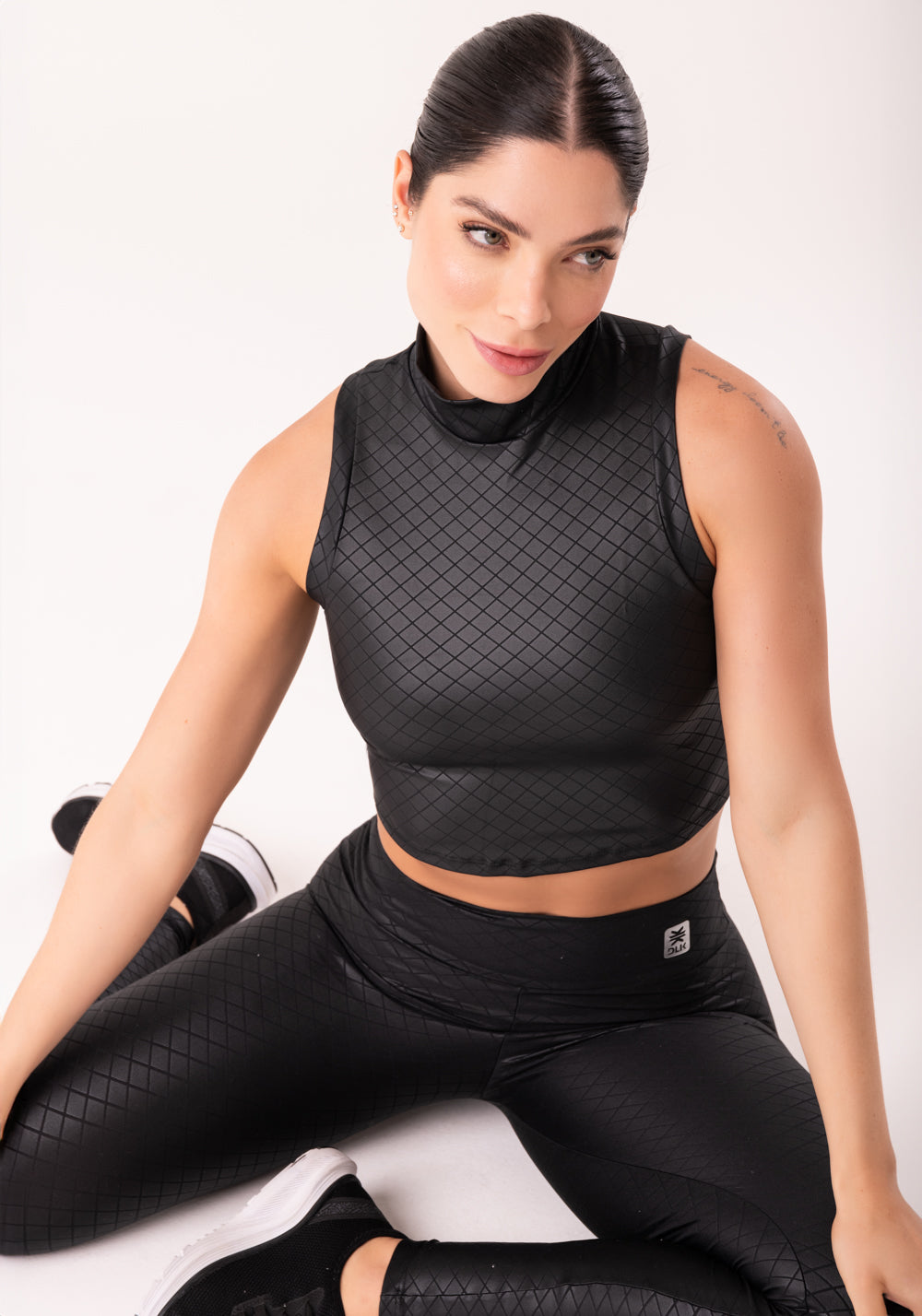 Cropped Shine Preto Textura Quadriculada Com Gola Alta Dlk