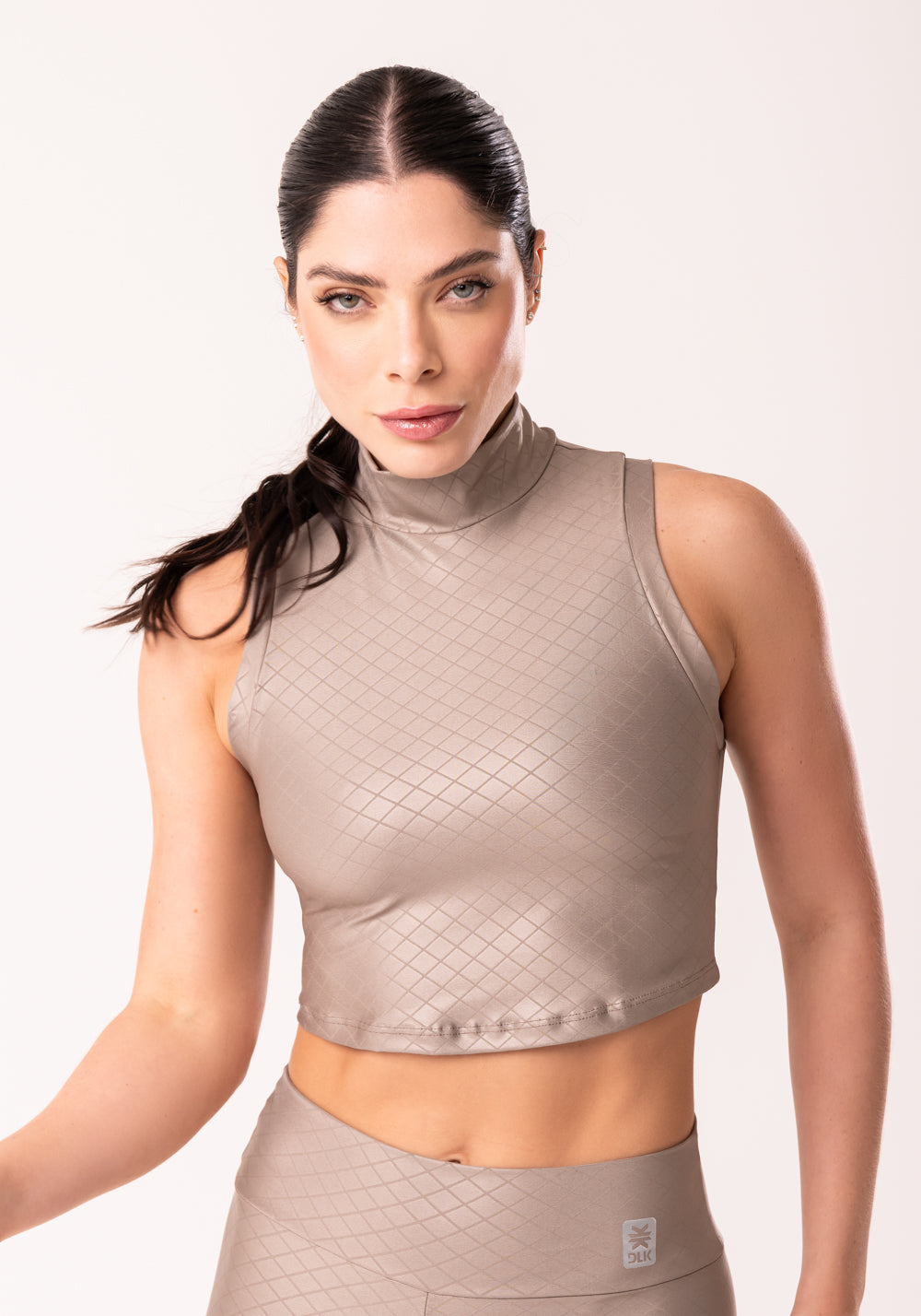 Cropped Shine Nude Textura Quadriculada Com Gola Alta Dlk