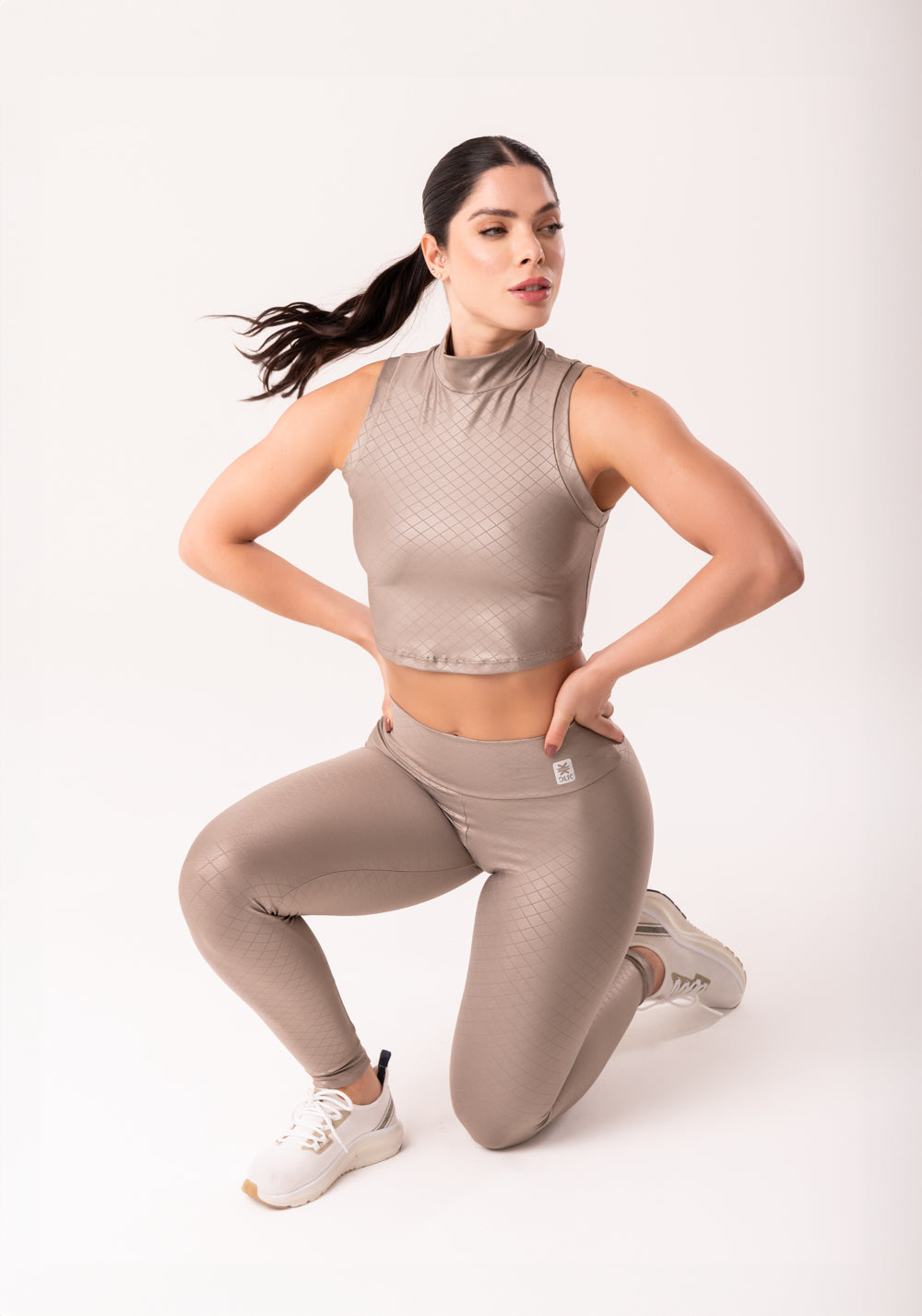 Cropped Shine Nude Textura Quadriculada Com Gola Alta Dlk