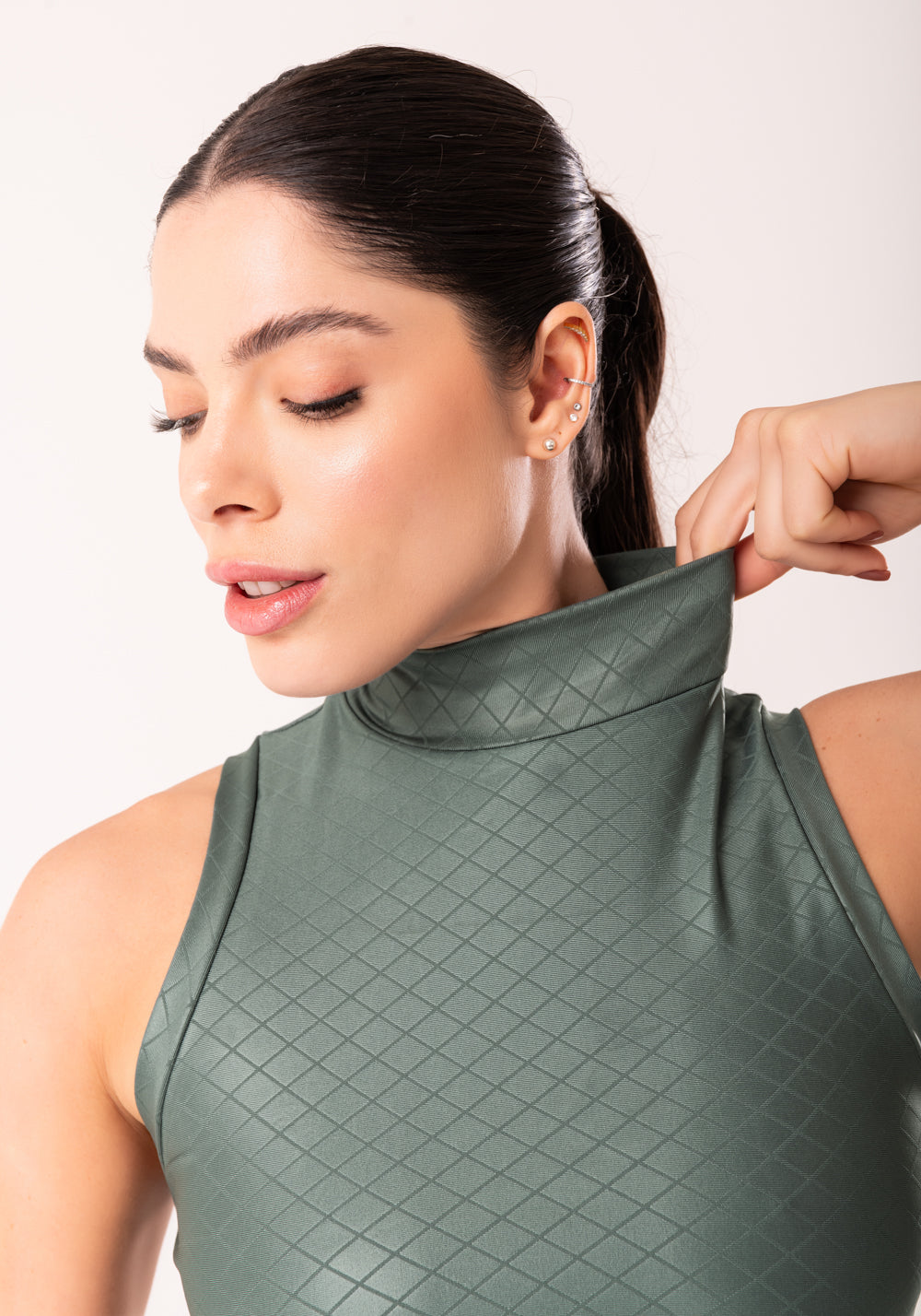 Cropped Shine Verde Textura Quadriculada Com Gola Alta Dlk