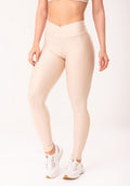 Calça Legging Shine Nude Texturizada Com Cós Transpassado Dlk