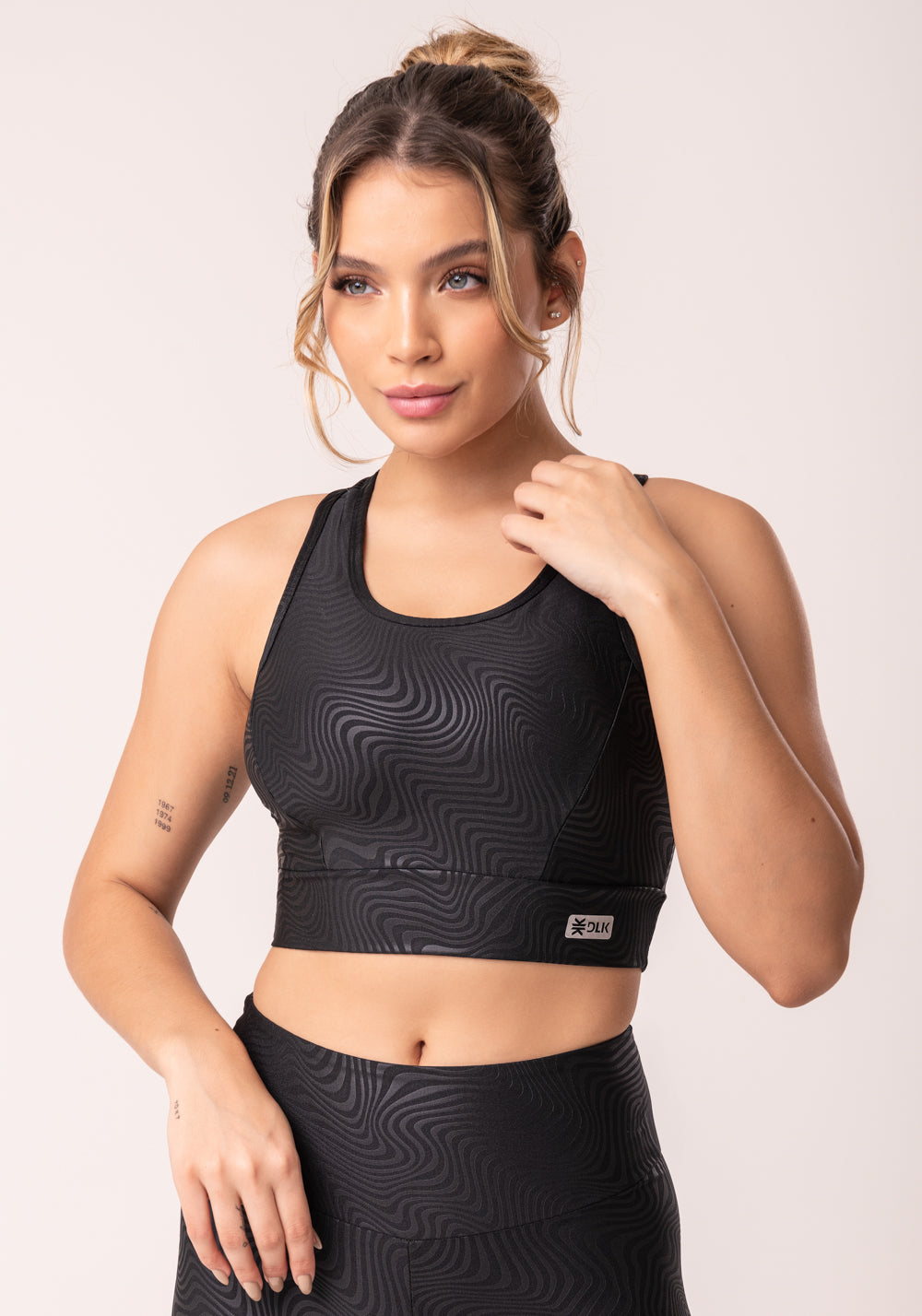 Top Com Bojo Shine Preto Texturizado Ondas Cruzado Costas Dlk