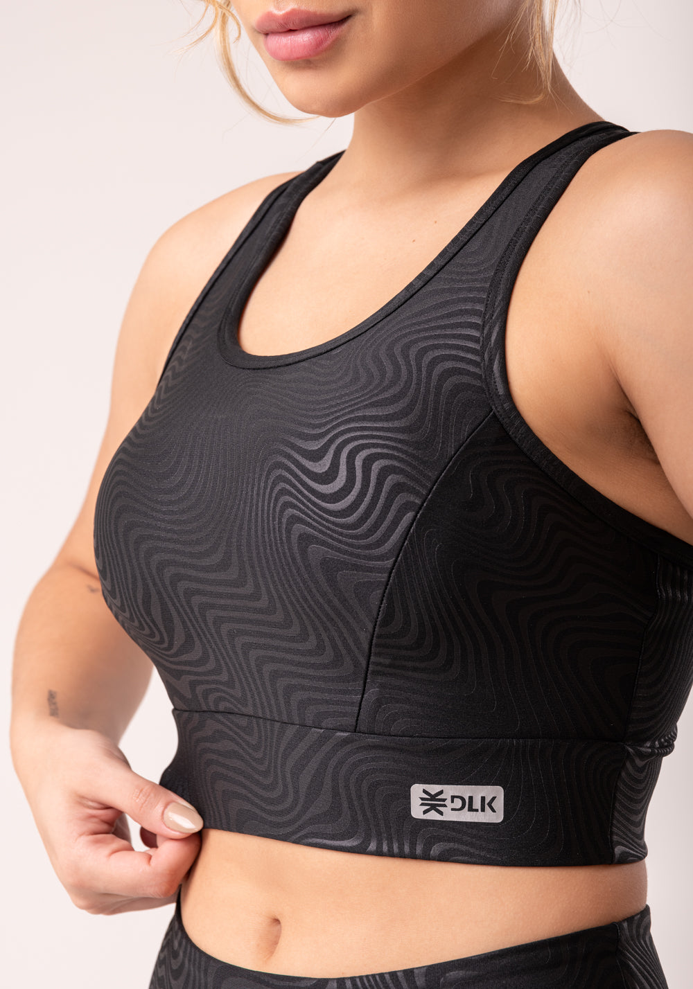Top Com Bojo Shine Preto Texturizado Ondas Cruzado Costas Dlk