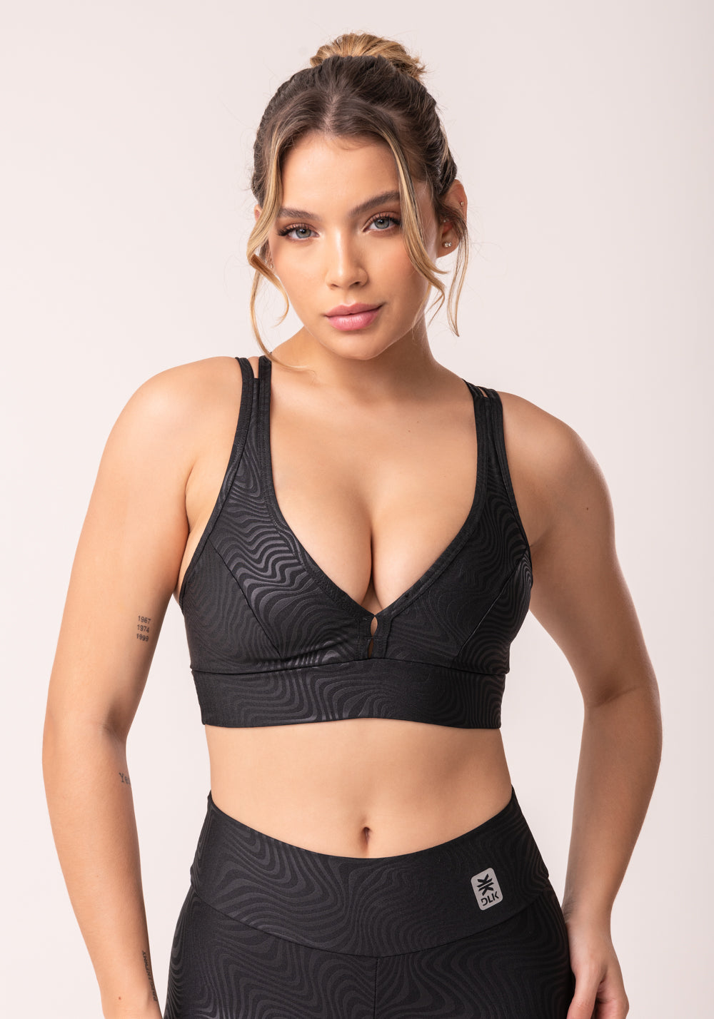 Top Com Bojo Shine Preto Texturizado Ondas Com Alças Cruzadas Costas Dlk