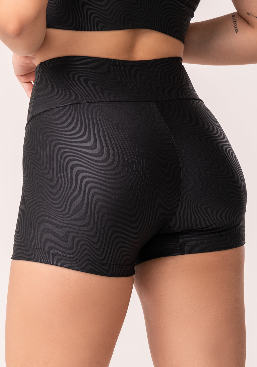 Short Shine Preto Texturizado Ondas Dlk