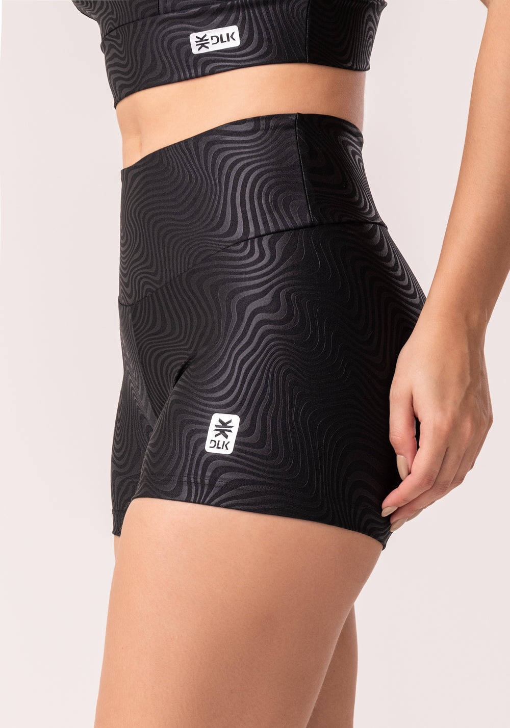Short Shine Preto Texturizado Ondas Dlk